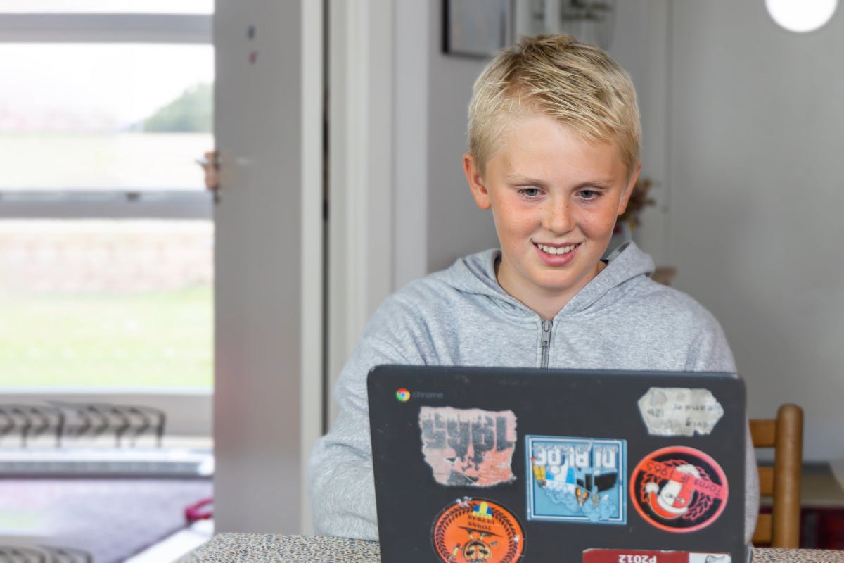 Student som använder en bärbar dator