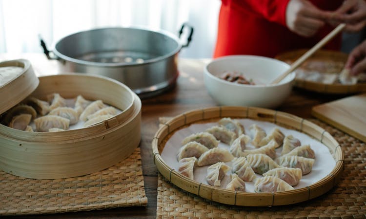 Bamboo steamers full of jiaozi dumplings