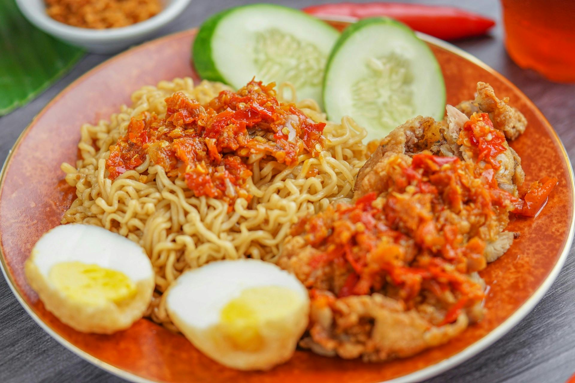 instant noodles with sauce, egg and vegetables