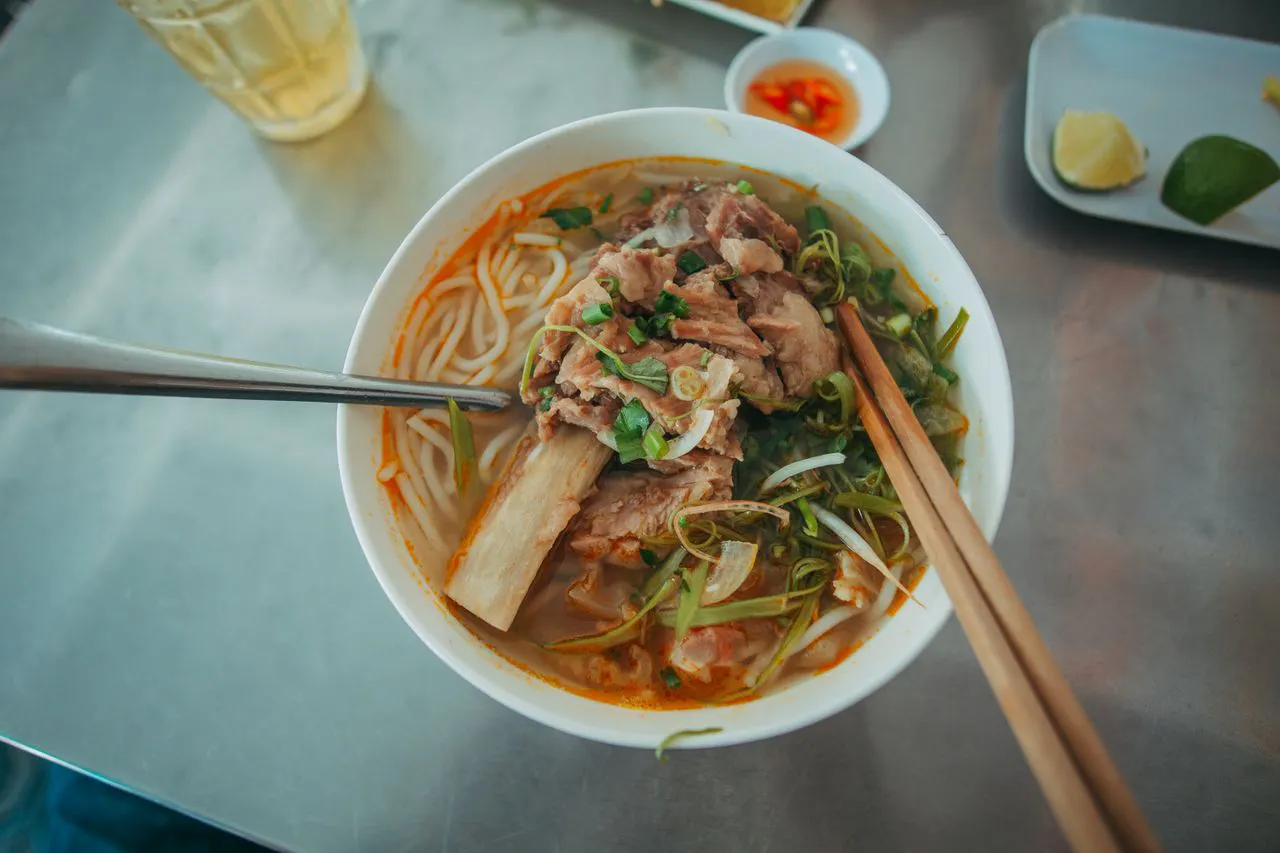 Soup dish with bun noodles