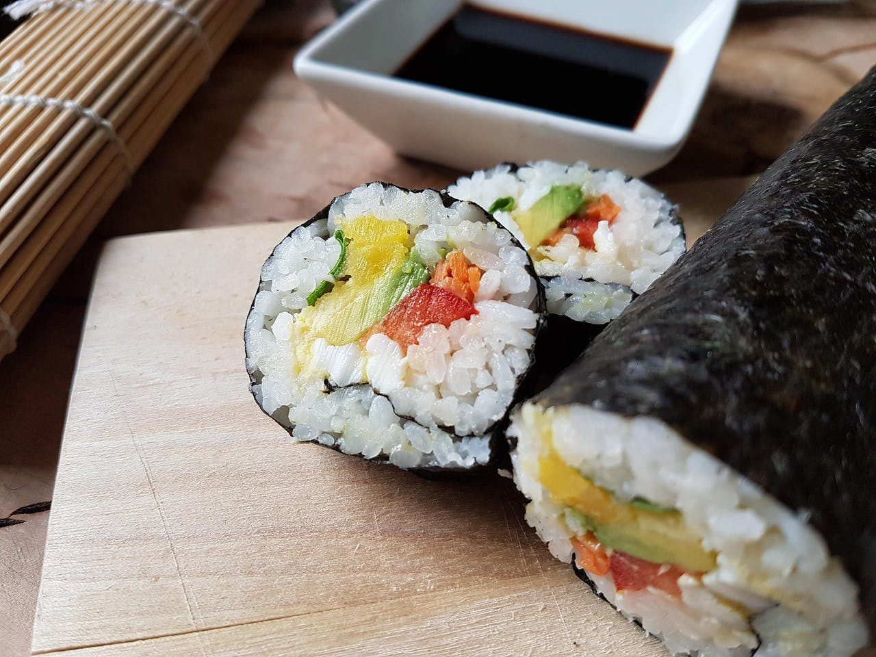 maki sushi rolls 