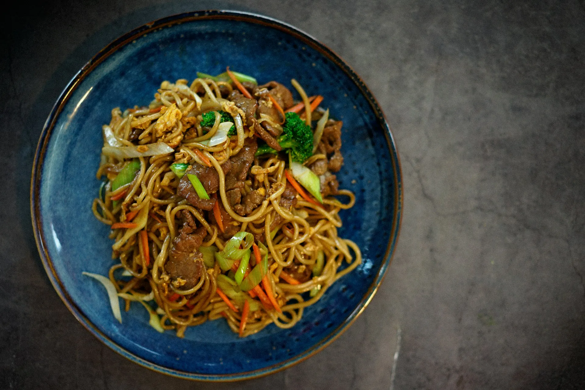 Beef lo mein in blue bowl