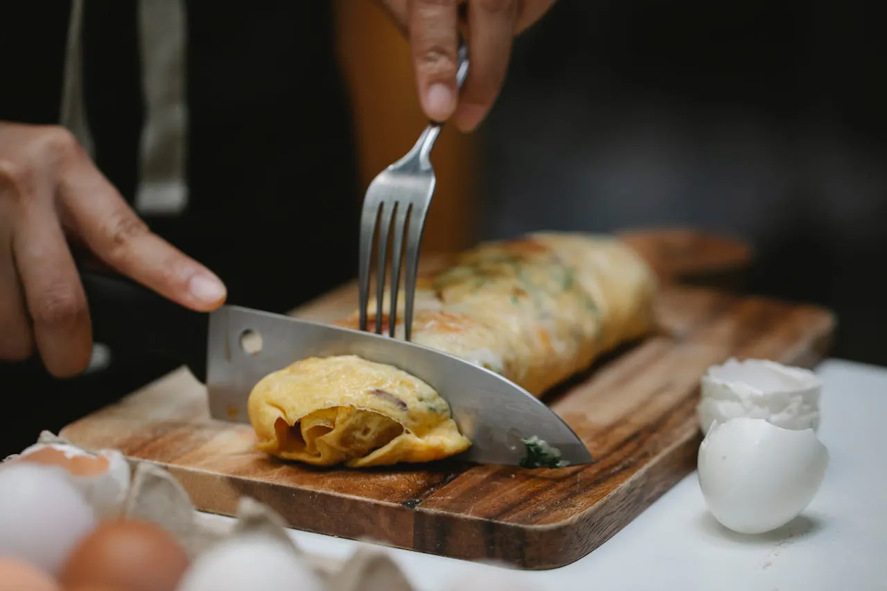 Someone cutting tamagoyaki