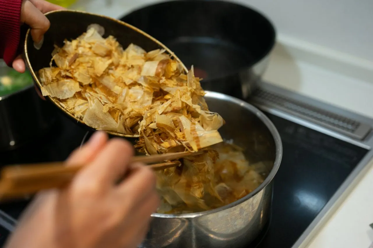 Bontio katsuobushi flakes poured into stock