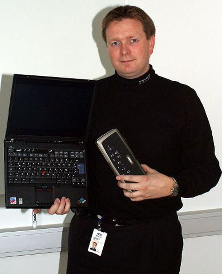 Björn Gunnar árið 2003 með ThinkPad fartölvu (og takið eftir IBM rúllukragapeysunni!)