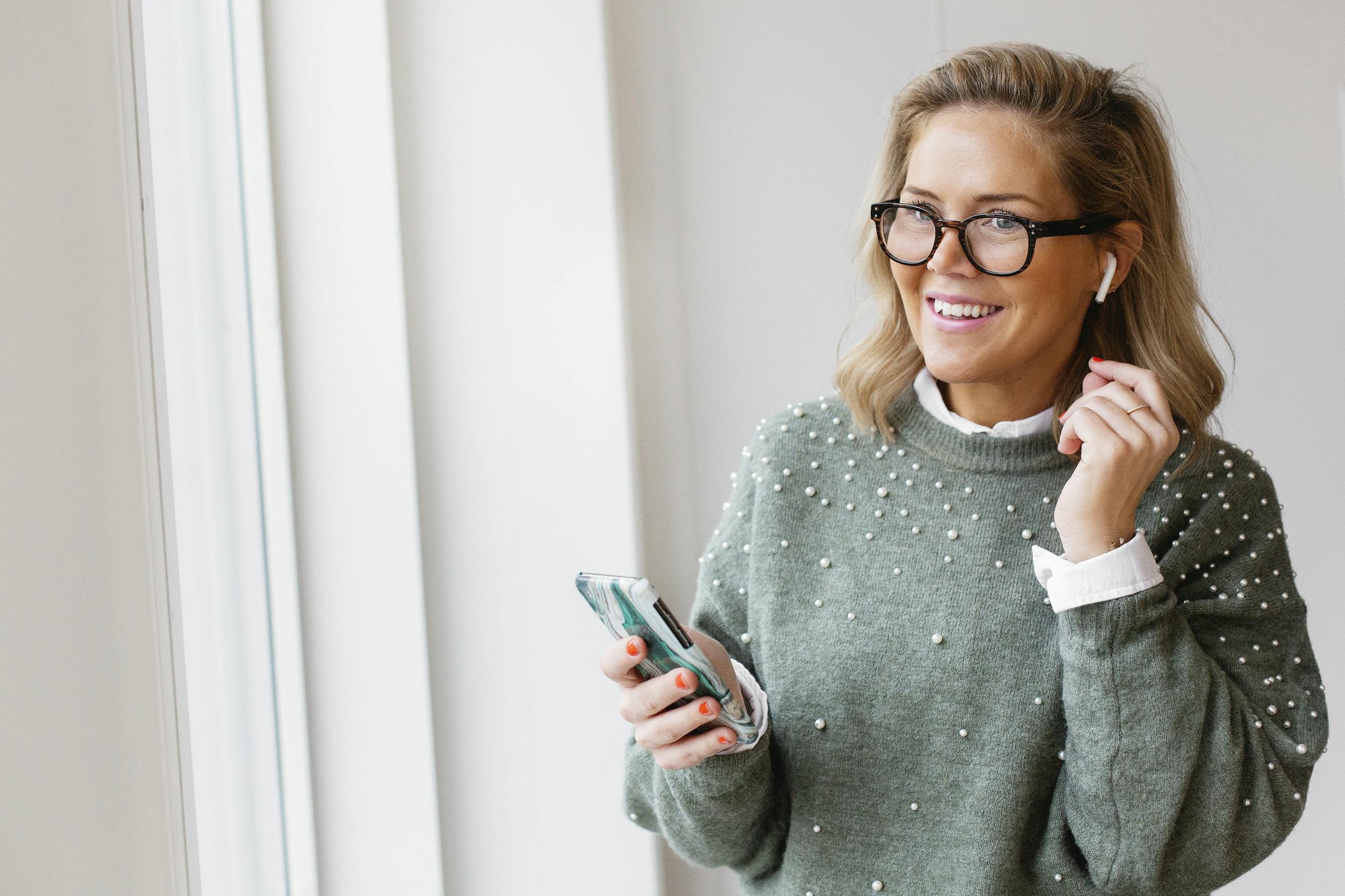 Kona í símanum á vinnustaðnum