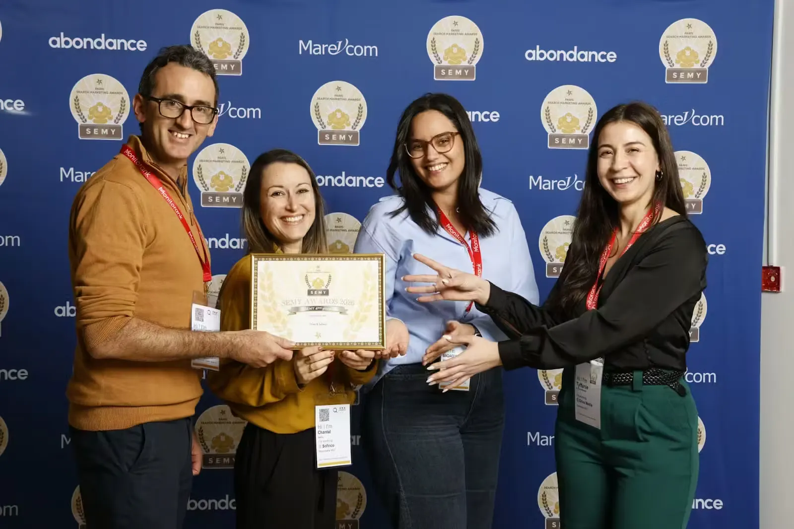 Quatre personne tiennent un Prix SEMY Awards - Sofinco