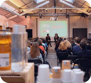 Audience assistant à une conférence dans une salle de présentation