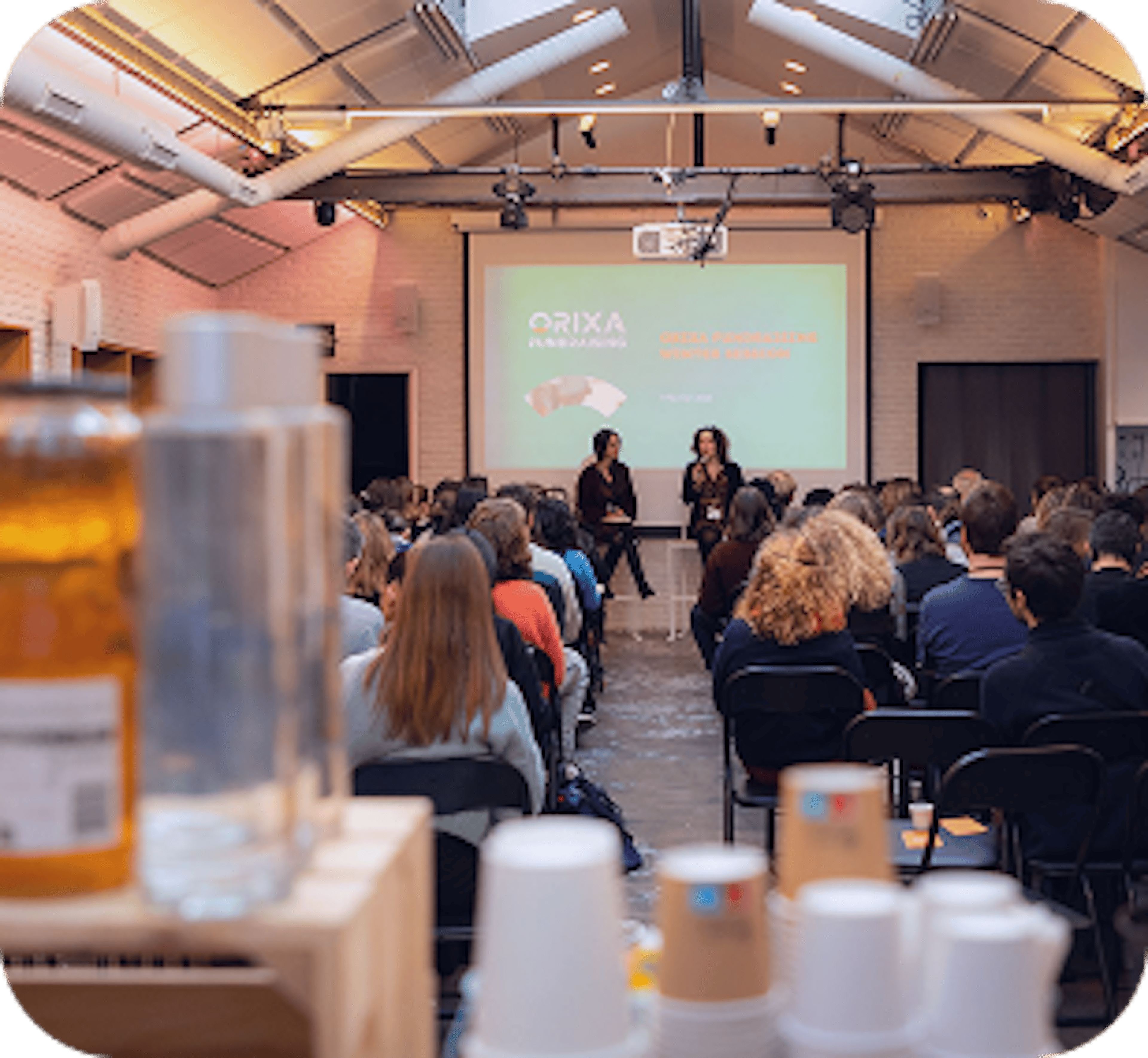 Audience assistant à une conférence dans une salle de présentation