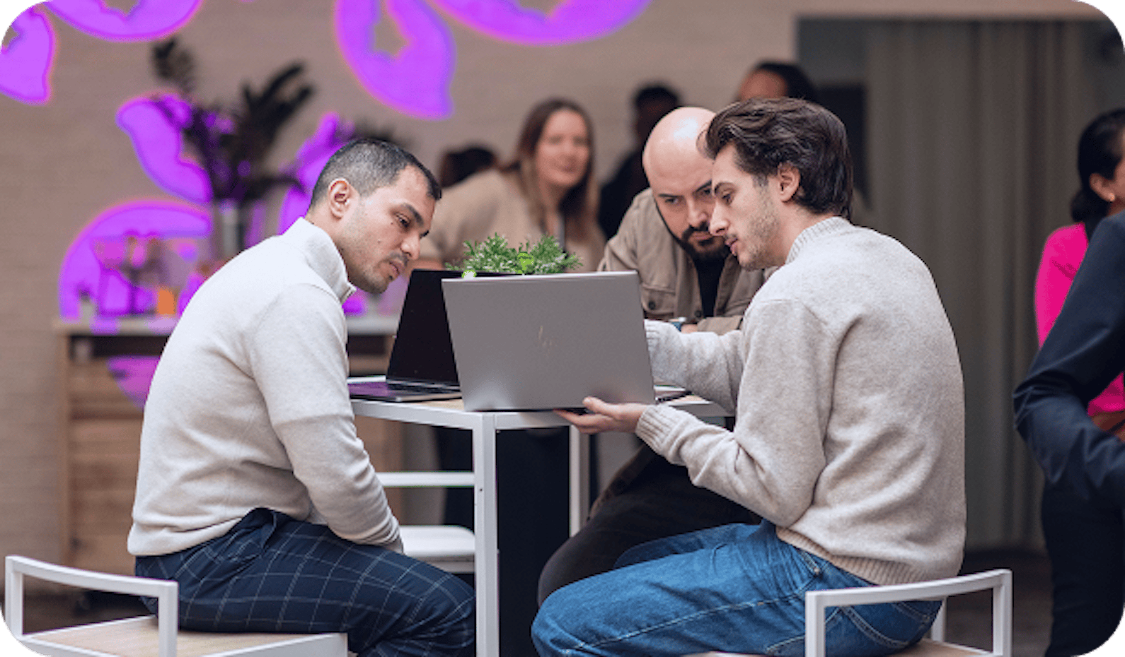 Deux participants discutant autour d’un ordinateur portable lors d’un atelier