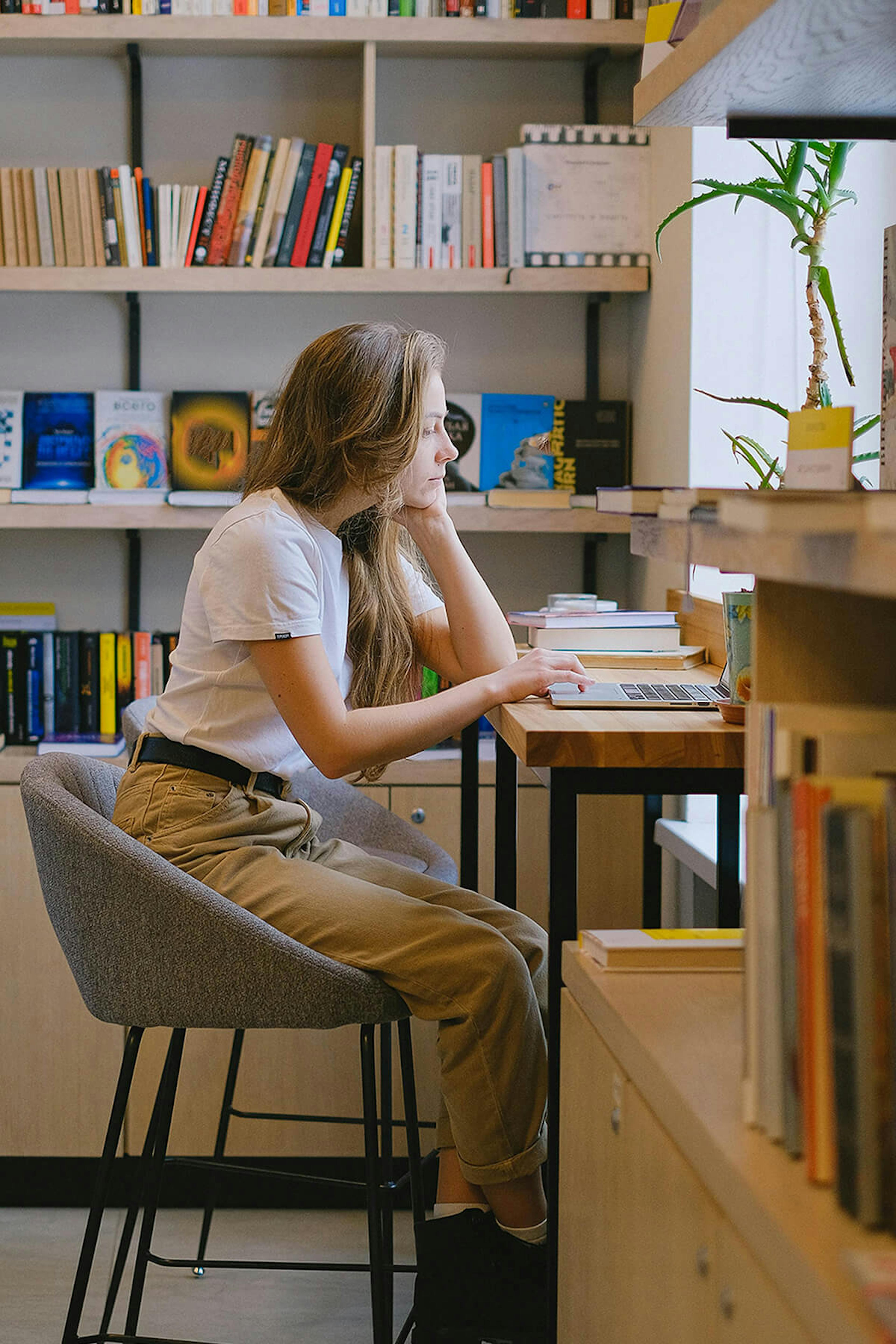Jeune femme qui lit un livre