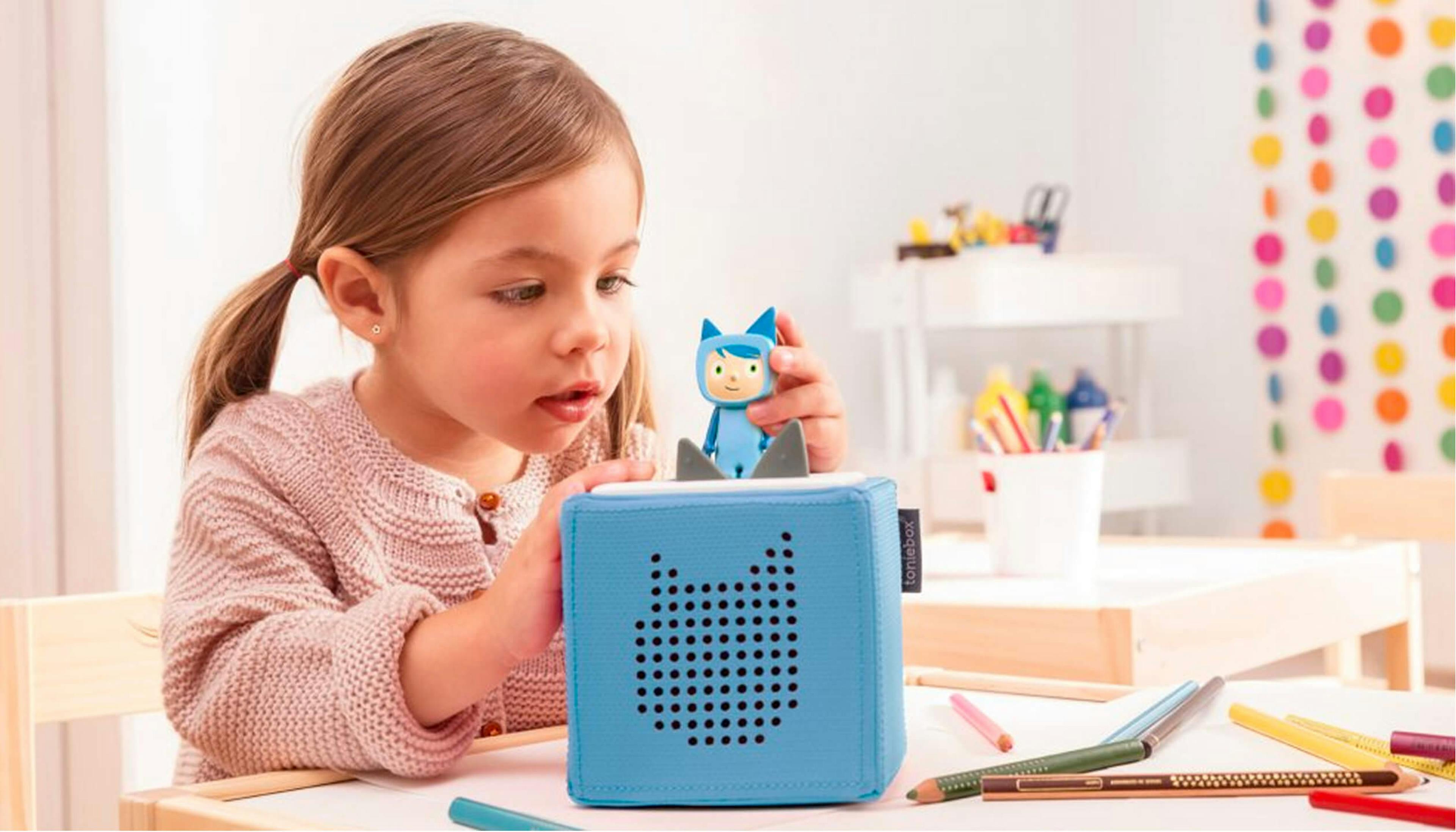 Petite fille jouant à la toniesBox