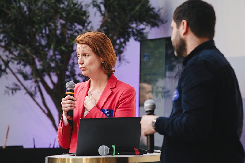 Vanessa Dobygny témoigne micro à la main