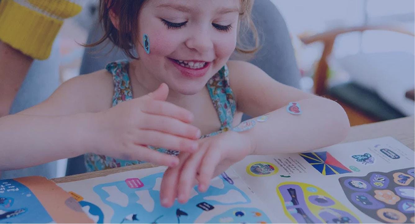 Enfant jouant avec des gommettes