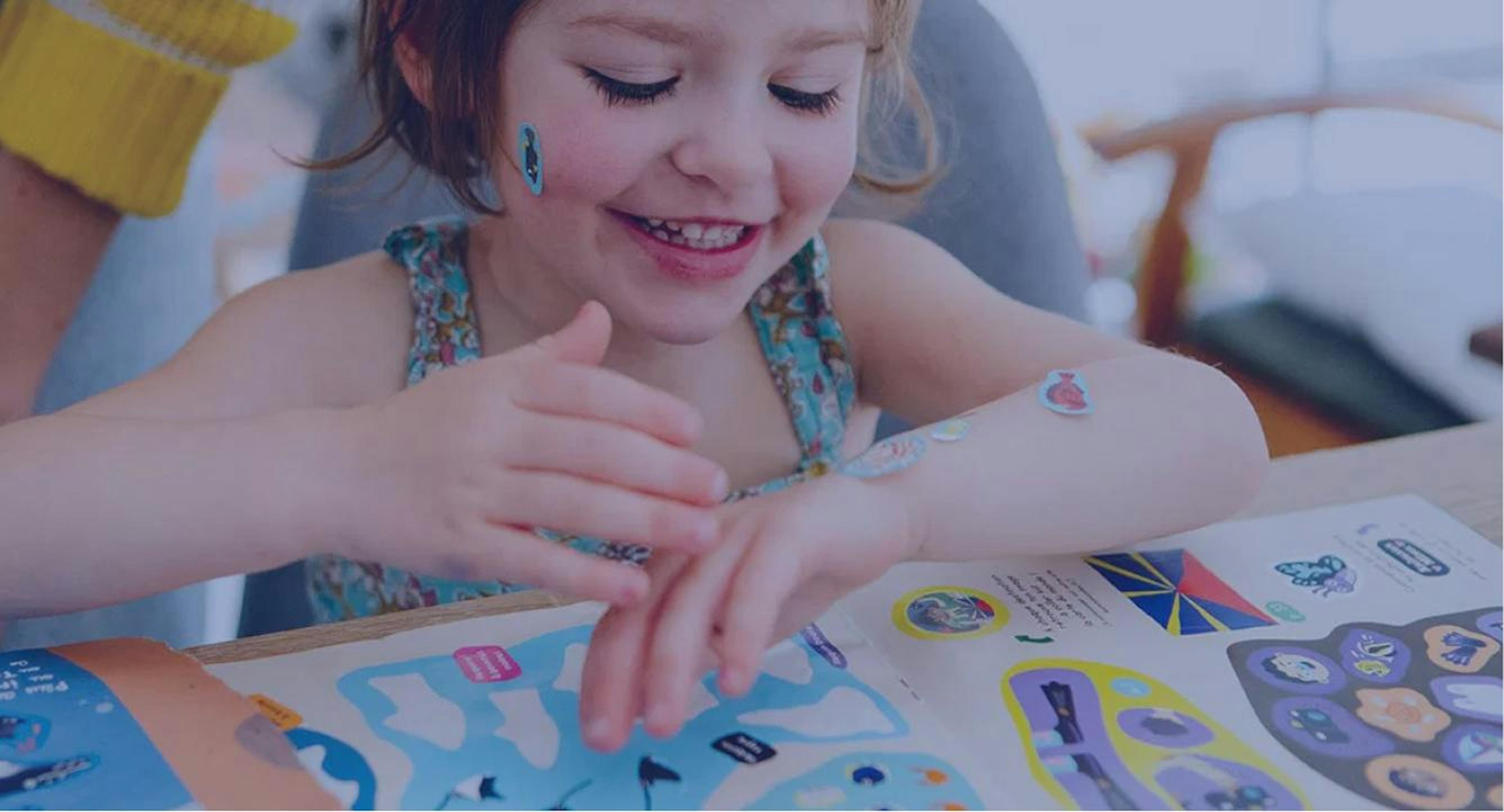 Enfant jouant avec des gommettes