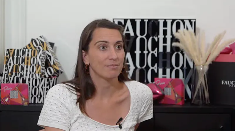 Une femme assise prend la parole pour un témoignage vidéo