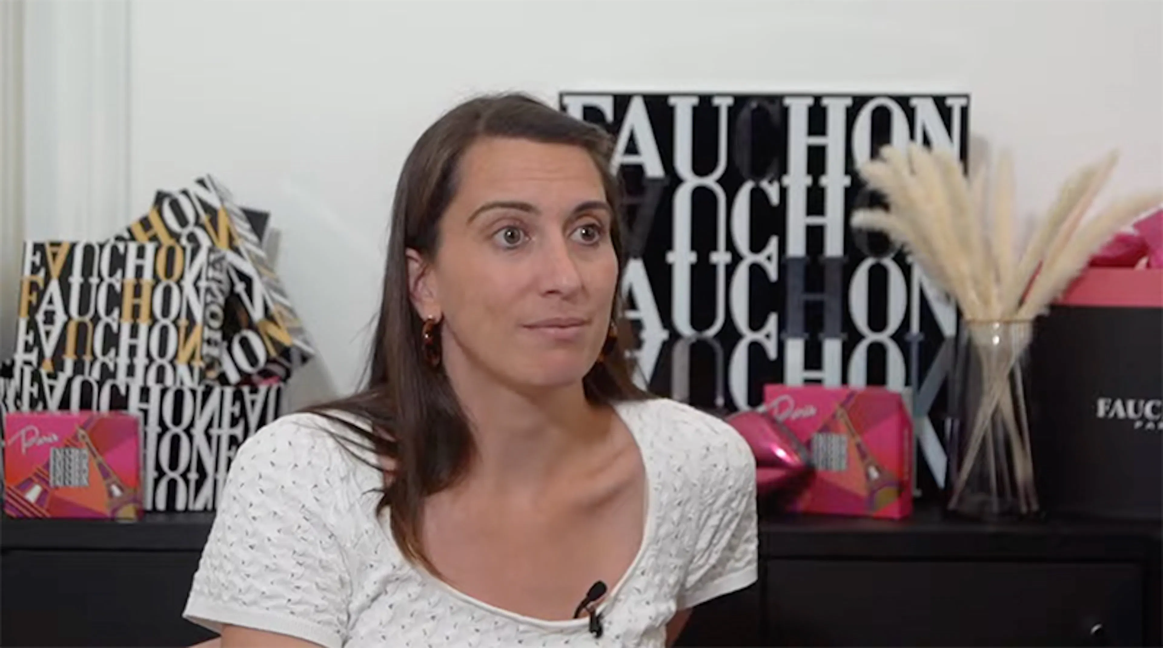 Une femme assise prend la parole pour un témoignage vidéo