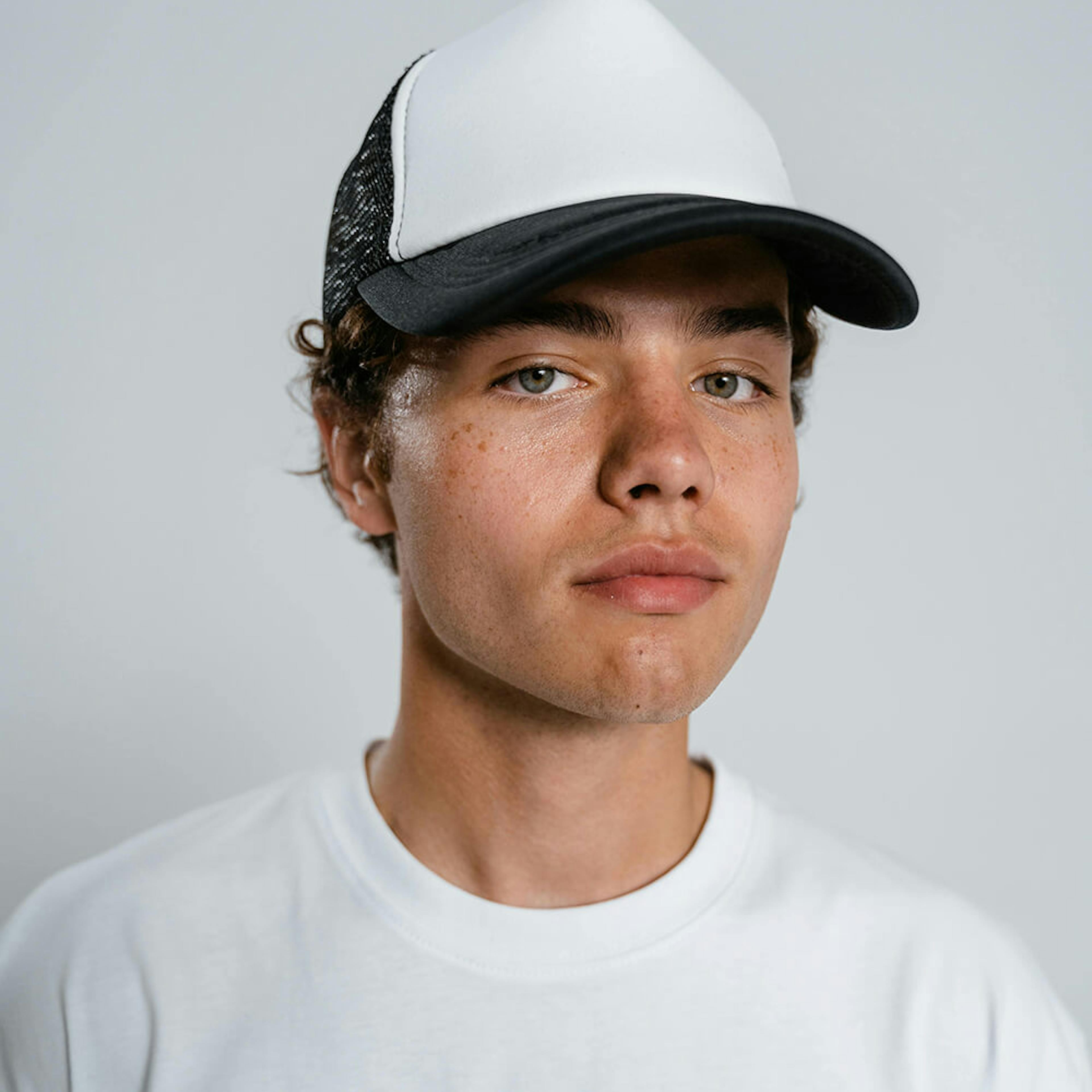 Homme avec une casquette