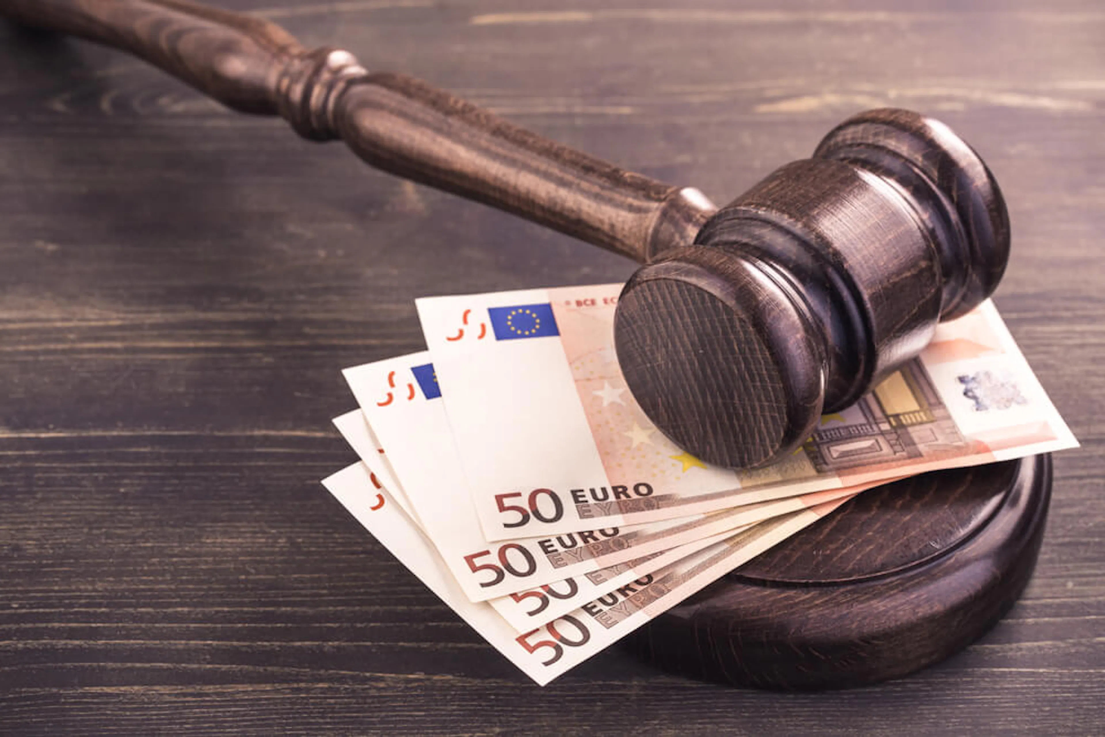 Marteau judiciaire sur des billets de 50 euros