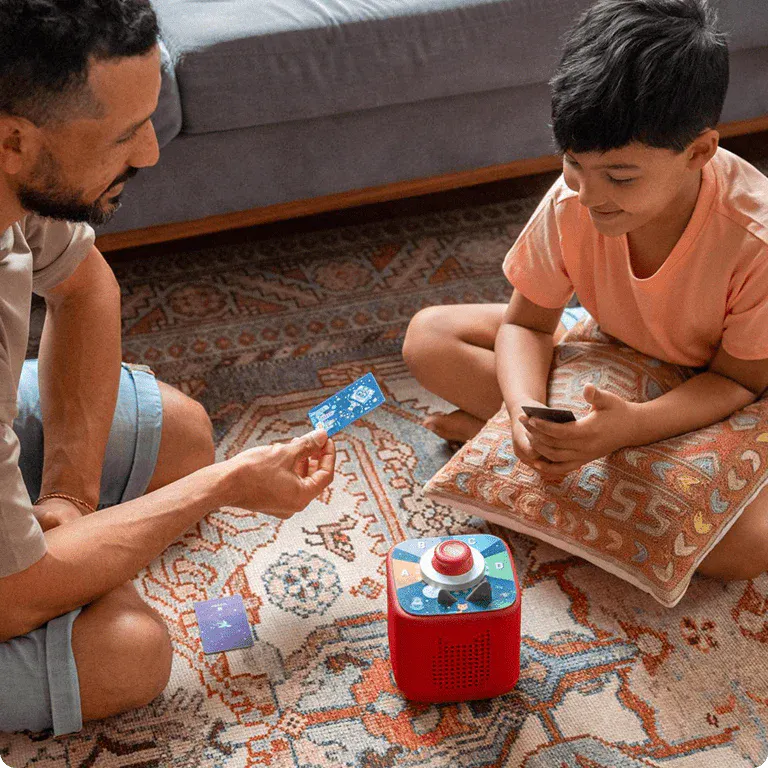Famille qui joue avec la TonieBox