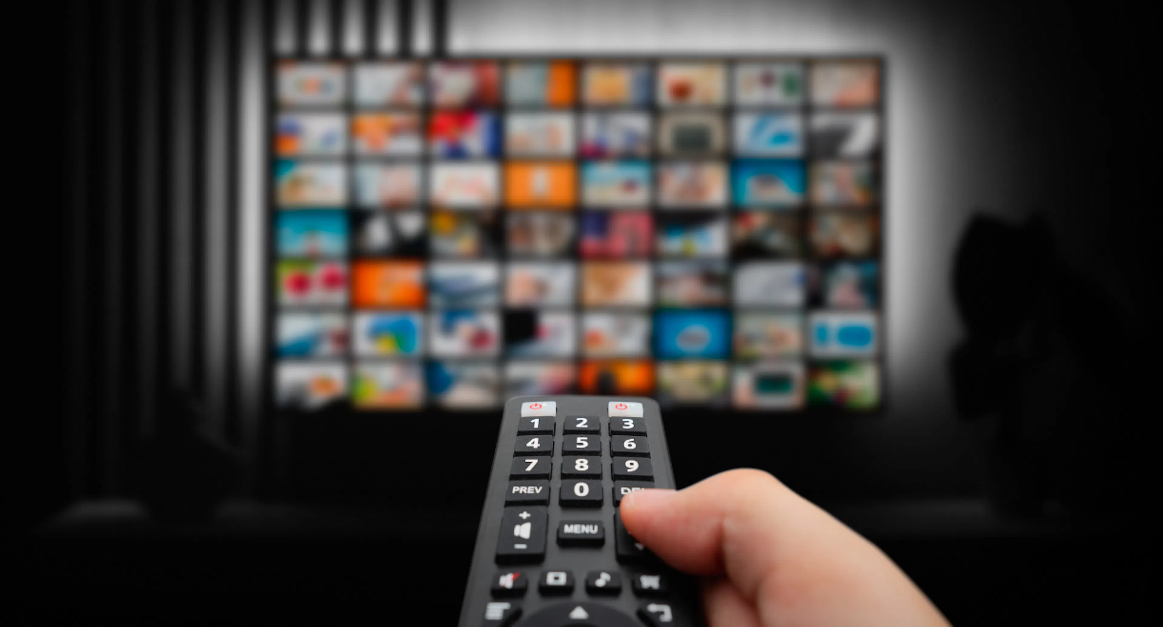 Télécommande pointée sur une connected TV