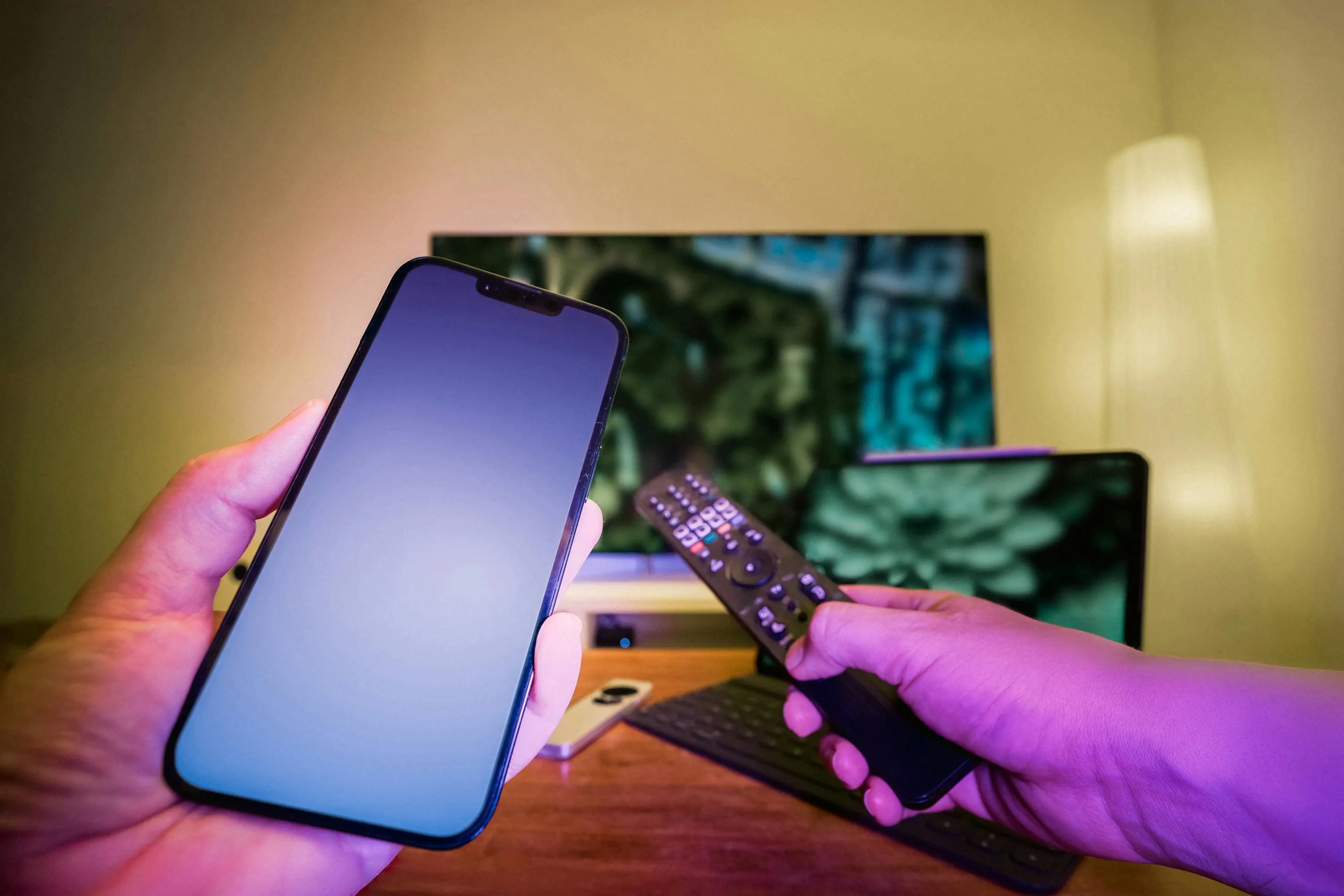téléphone, ordinateur et télévision