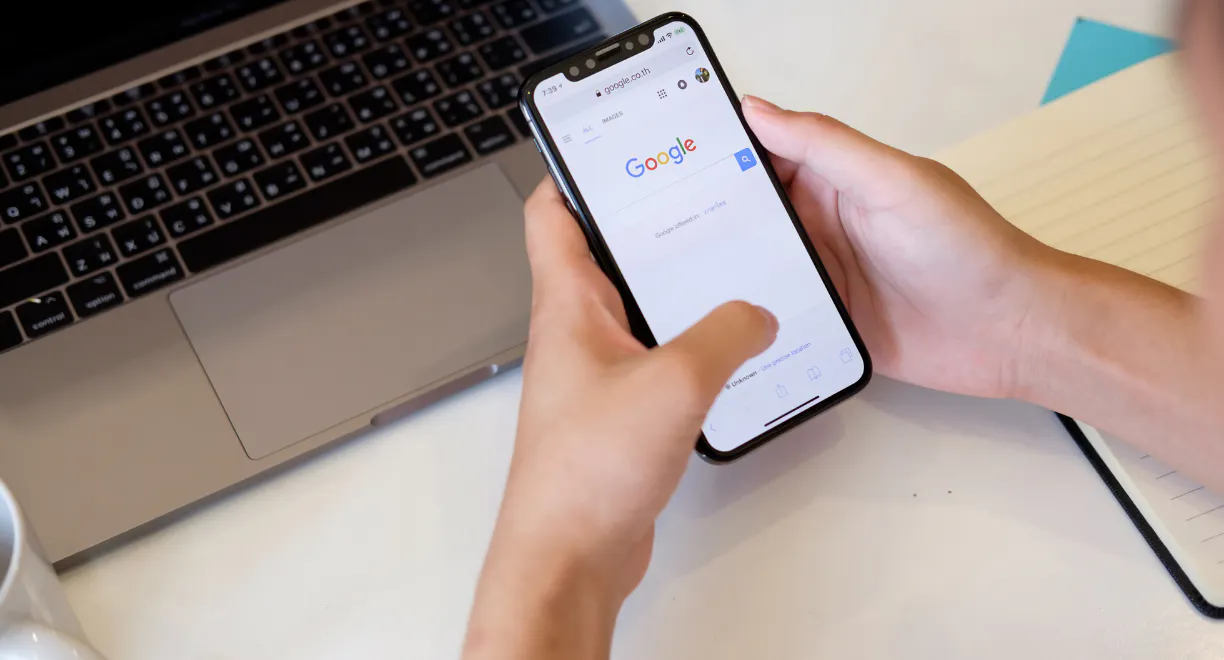Personne sur son téléphone en train de chercher quelque chose sur Google
