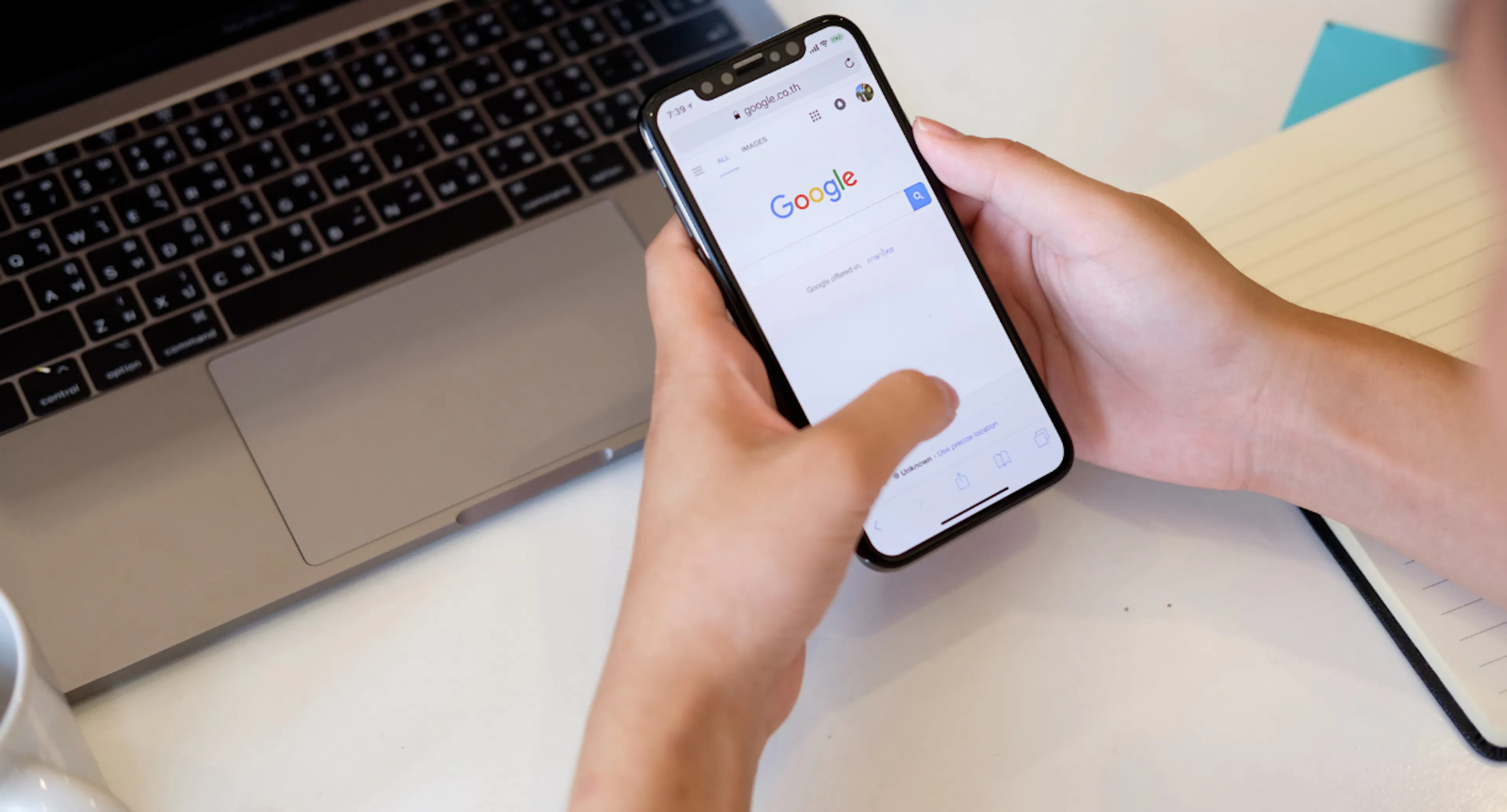 Personne sur son téléphone en train de chercher quelque chose sur Google