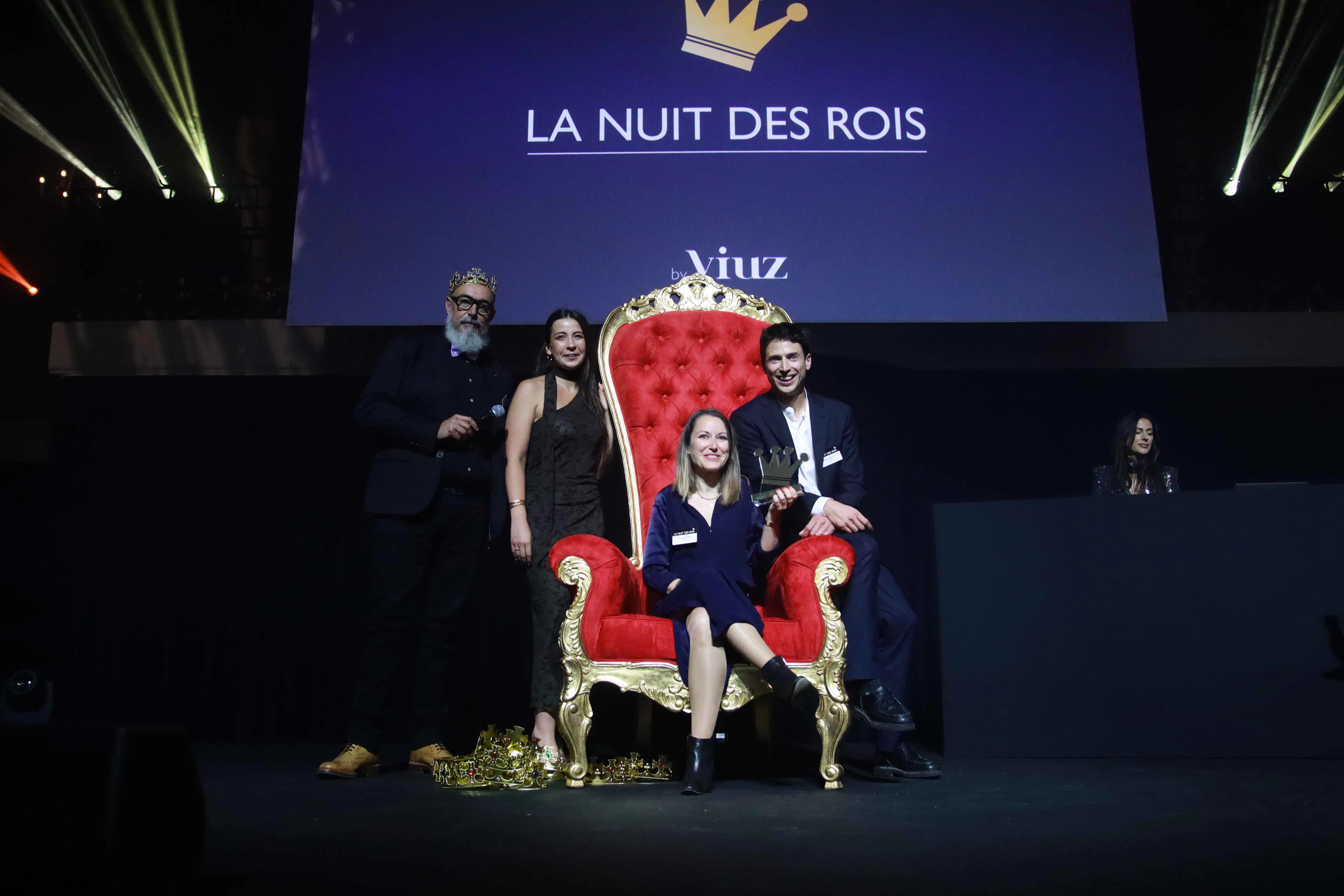 Personnes autour d'un trône à la Nuit des Rois