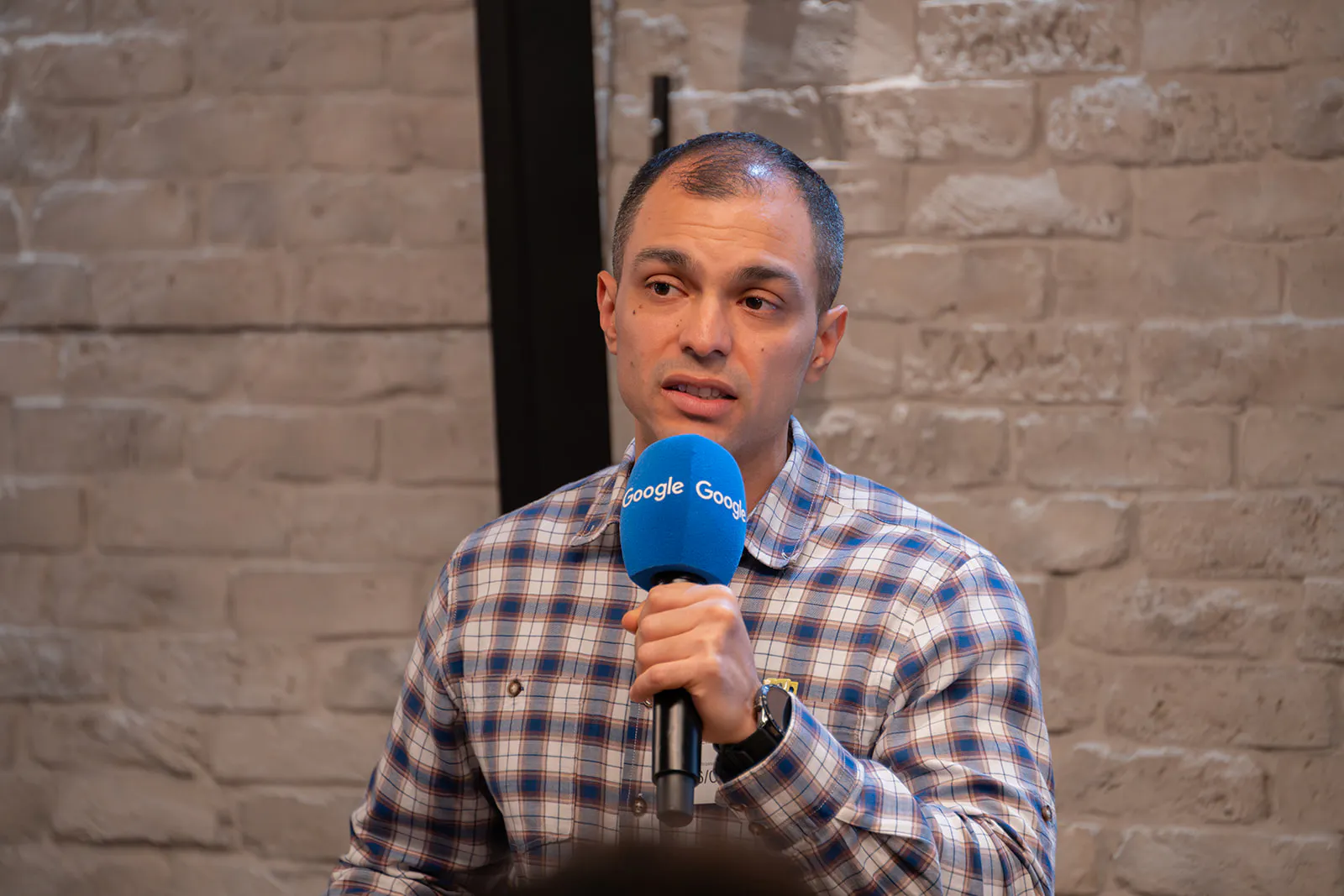 César Cadenas donne une conférence sur le Data et Tracking