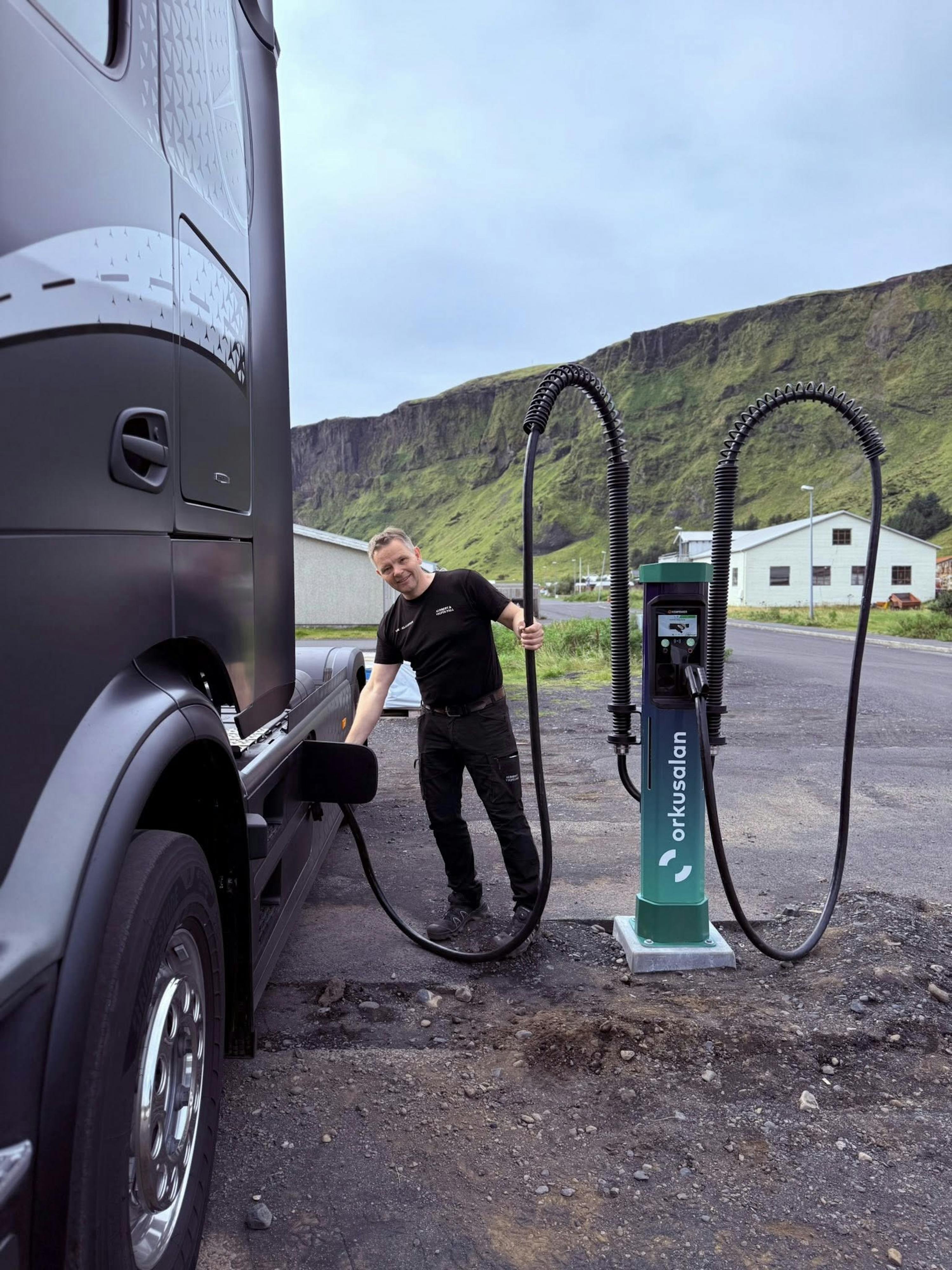Vigfús rafvörubílsstjóri hleður á nýrri hraðhleðslustöð á Vík