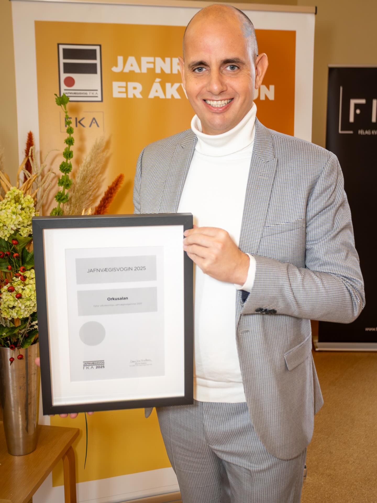 Magnús Kristjánsson með viðurkenningu Jafnvægisvogarinnar 2025 til handa Orkusölunni.