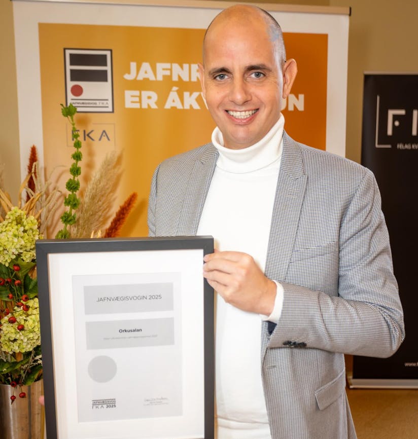 Magnús Kristjánsson með viðurkenningu Jafnvægisvogarinnar 2025 til handa Orkusölunni.