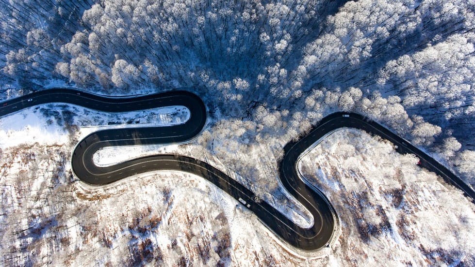 Route sinueuse sous la neige