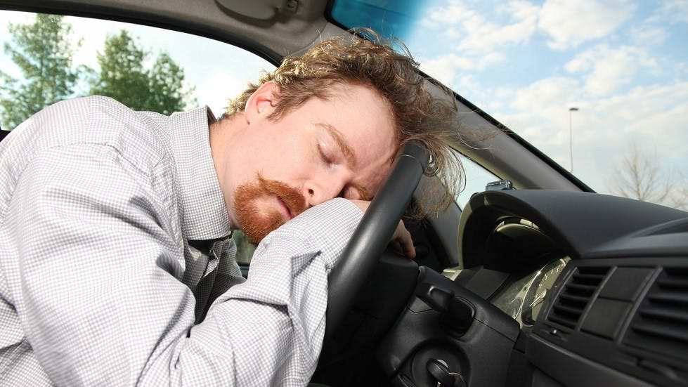 Automobiliste endormi sur son volant