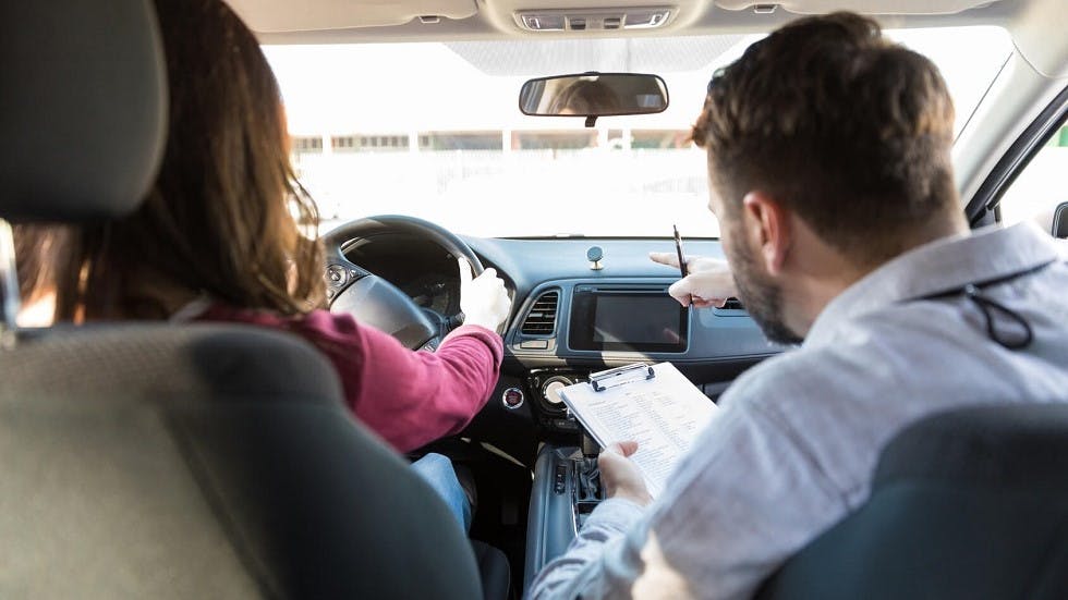 Candidate passant son examen du permis de conduire
