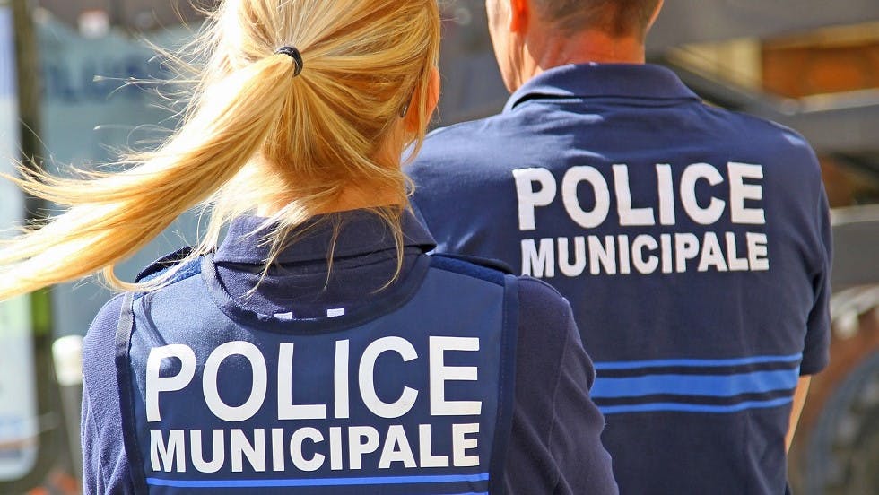 Policiers municipaux en intervention
