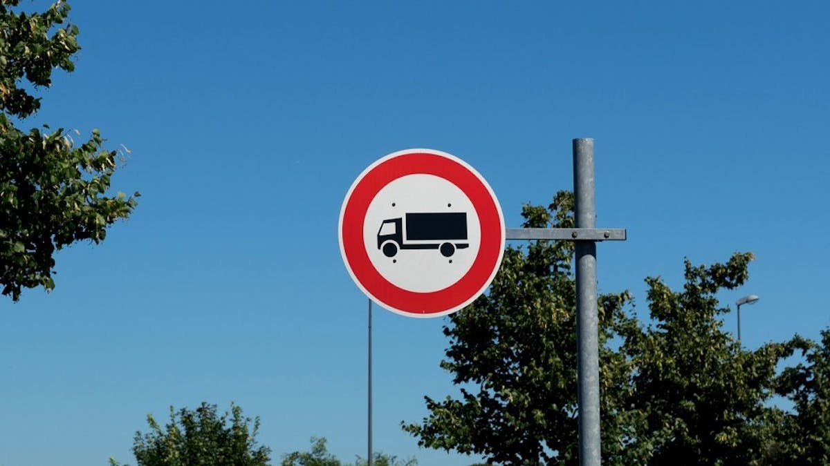 Panneau d'interdiction a destination des poids-lourds