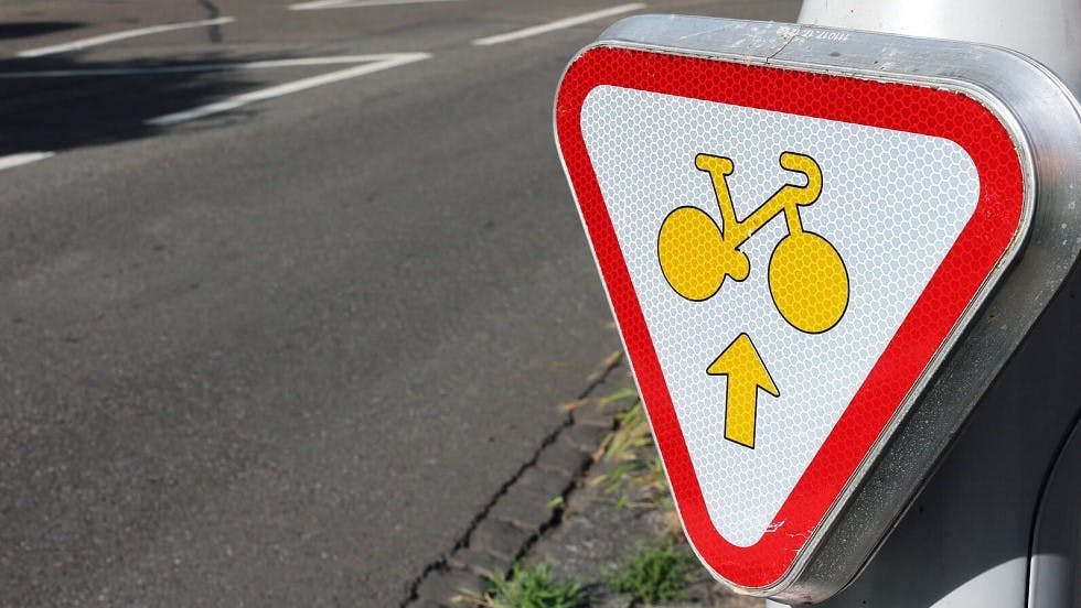 Panonceau d'autorisation pour les cyclistes d'aller tout droit