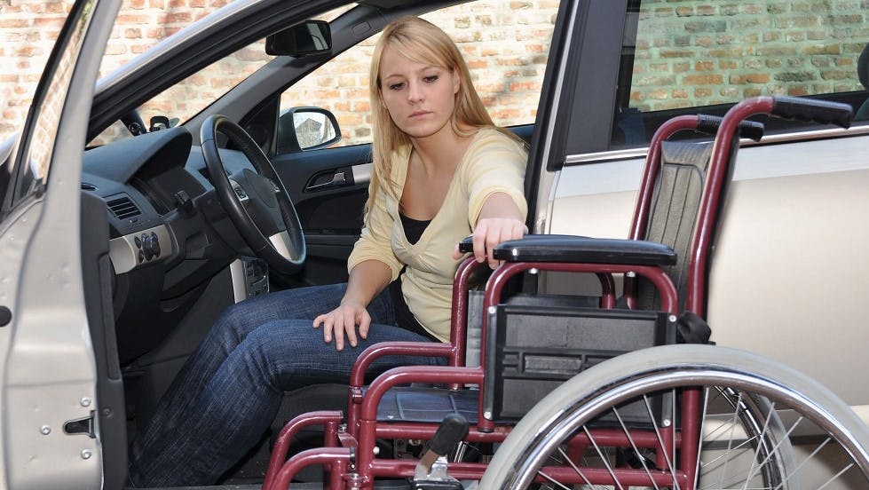 Conductrice handicapee au volant de son automobile