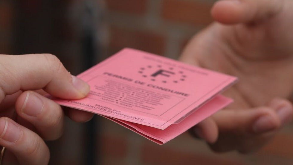 Remise d'un permis de conduire en main propre