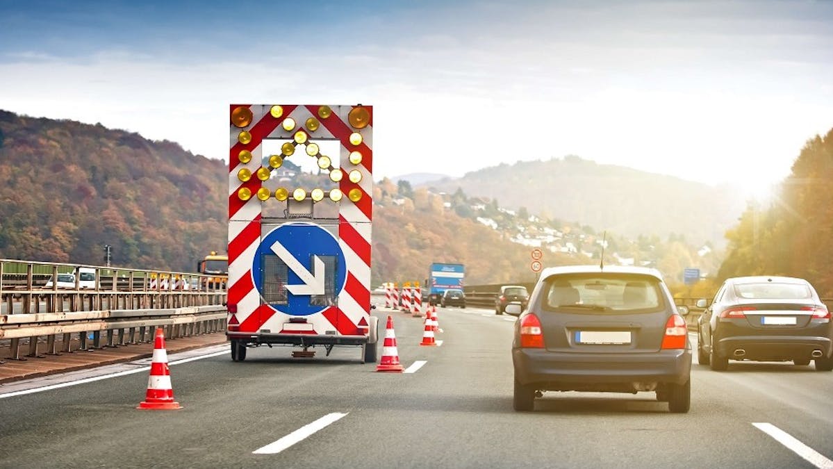 Fleche de rabattement des chantiers installée sur autoroute