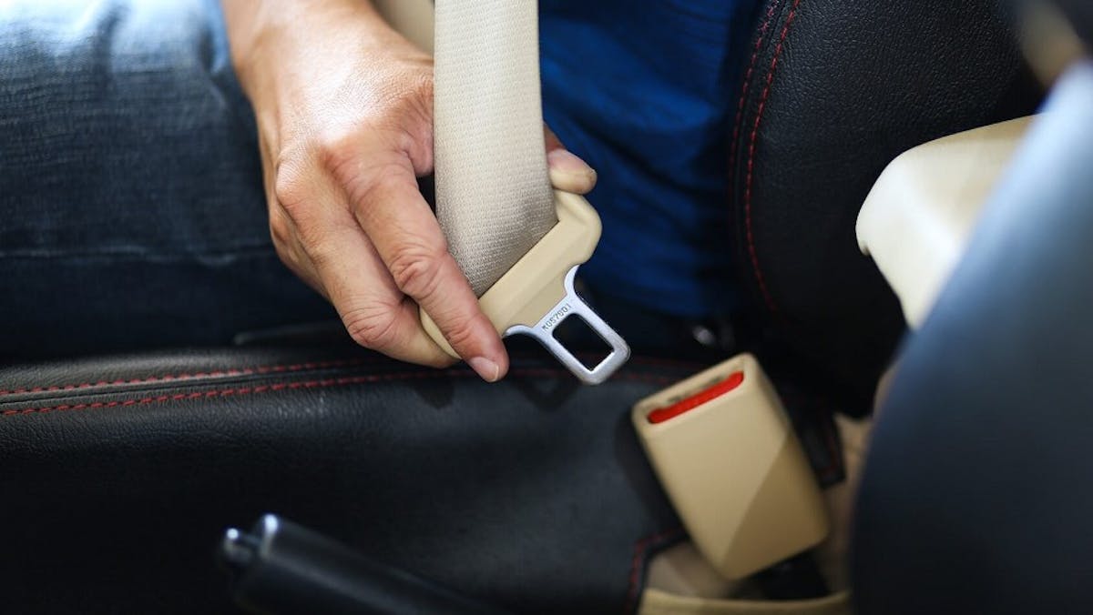 Usager bouclant sa ceinture de securite