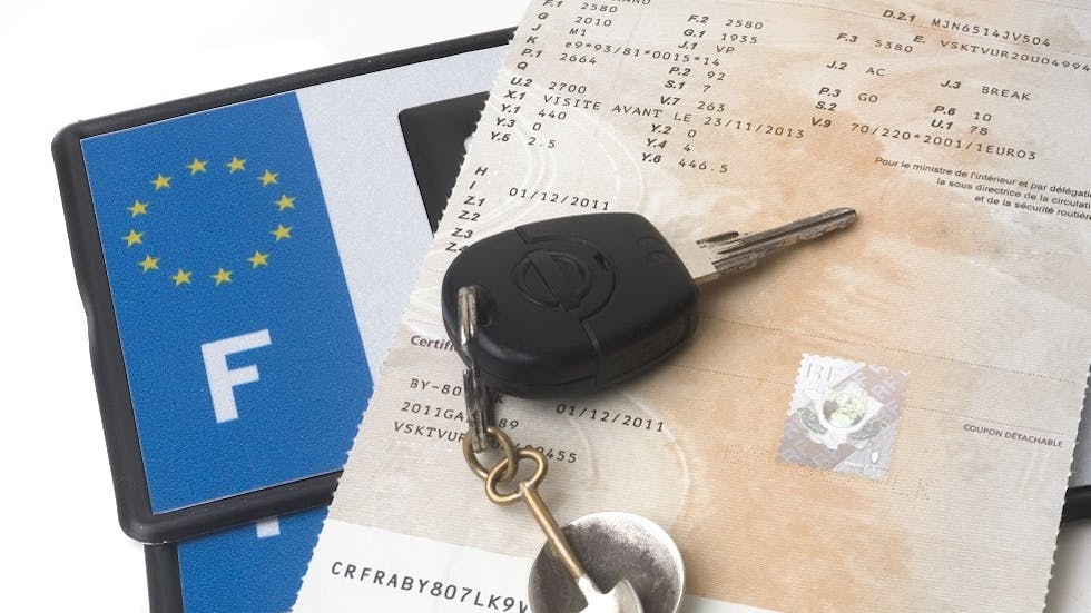 Certificat d'immatriculation, cle et plaques d'immatriculation d'une automobile