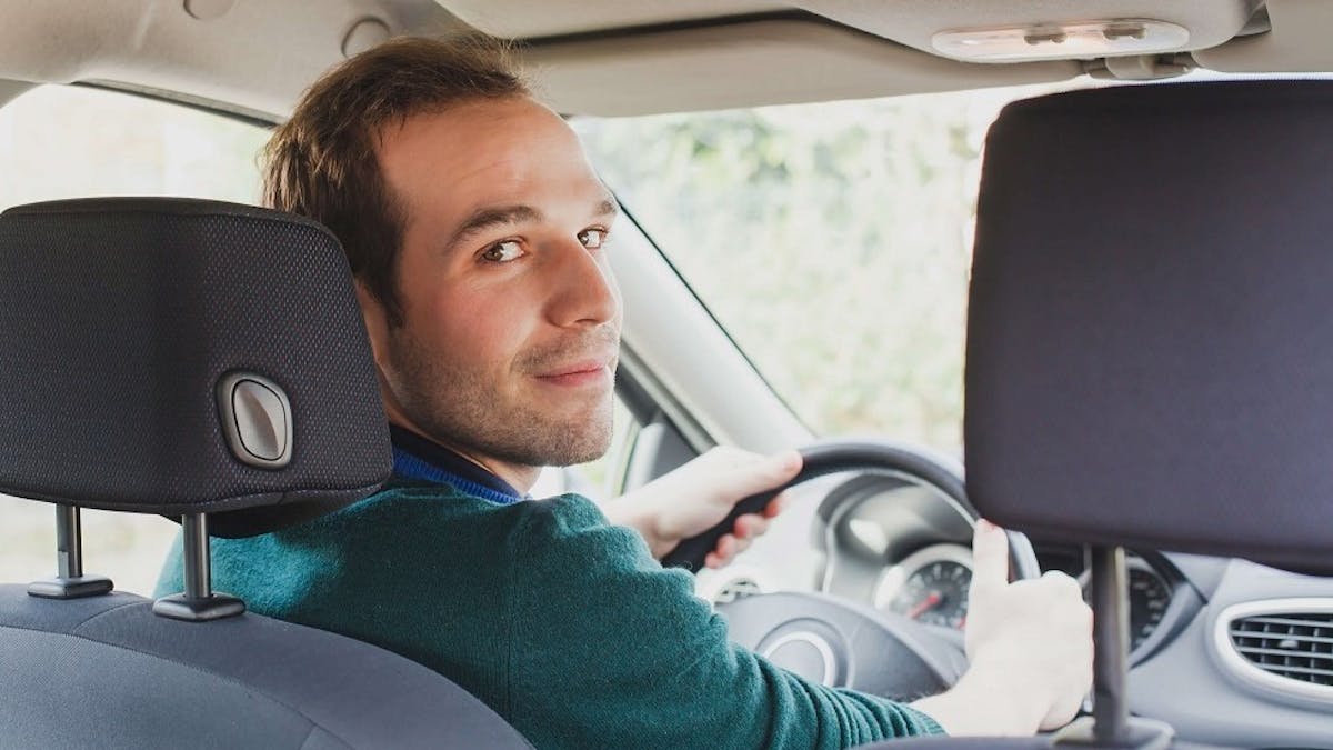 Chauffeur de taxi realisant une course