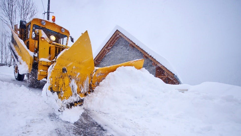 Deneigeuse liberant une route bloquee par la neige