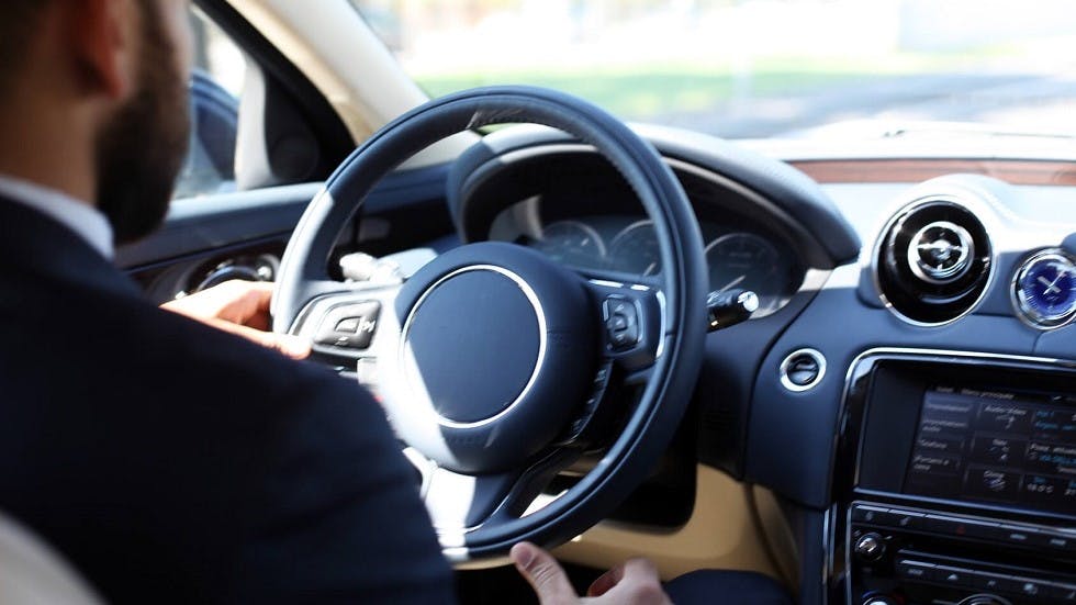 Employe circulant dans un vehicule de fonction