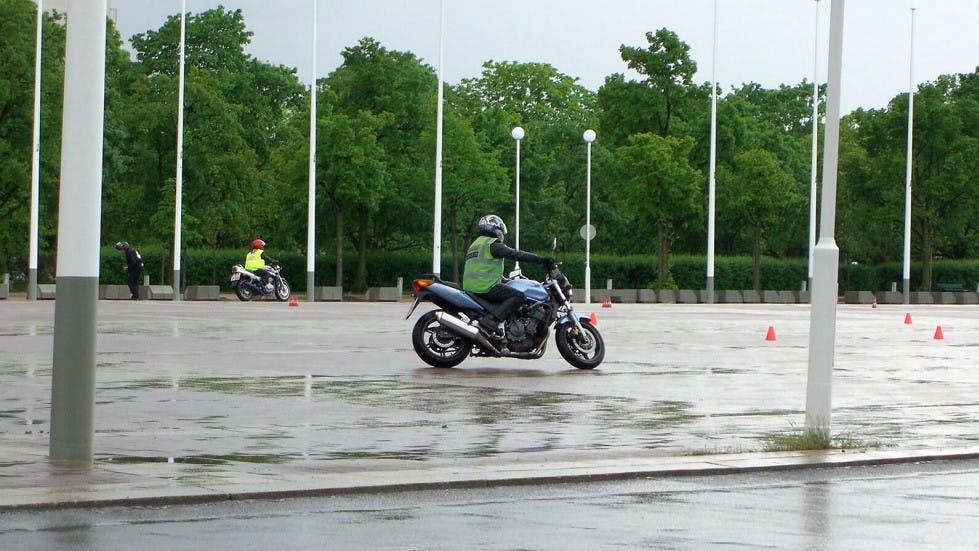 Epreuves du permis moto realisees sous la pluie