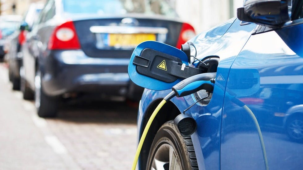 Automobile electrique en cours de rechargement
