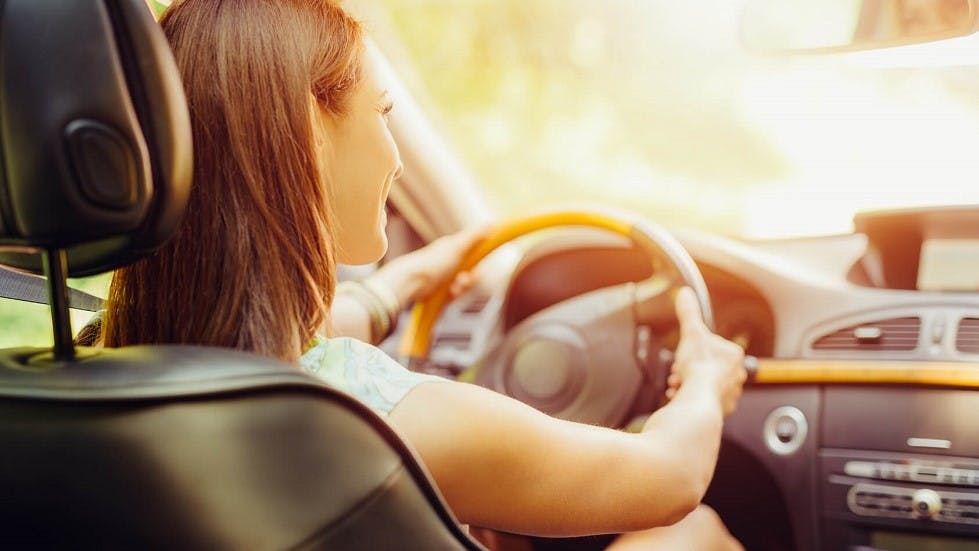 Conductrice tenant son volant correctement